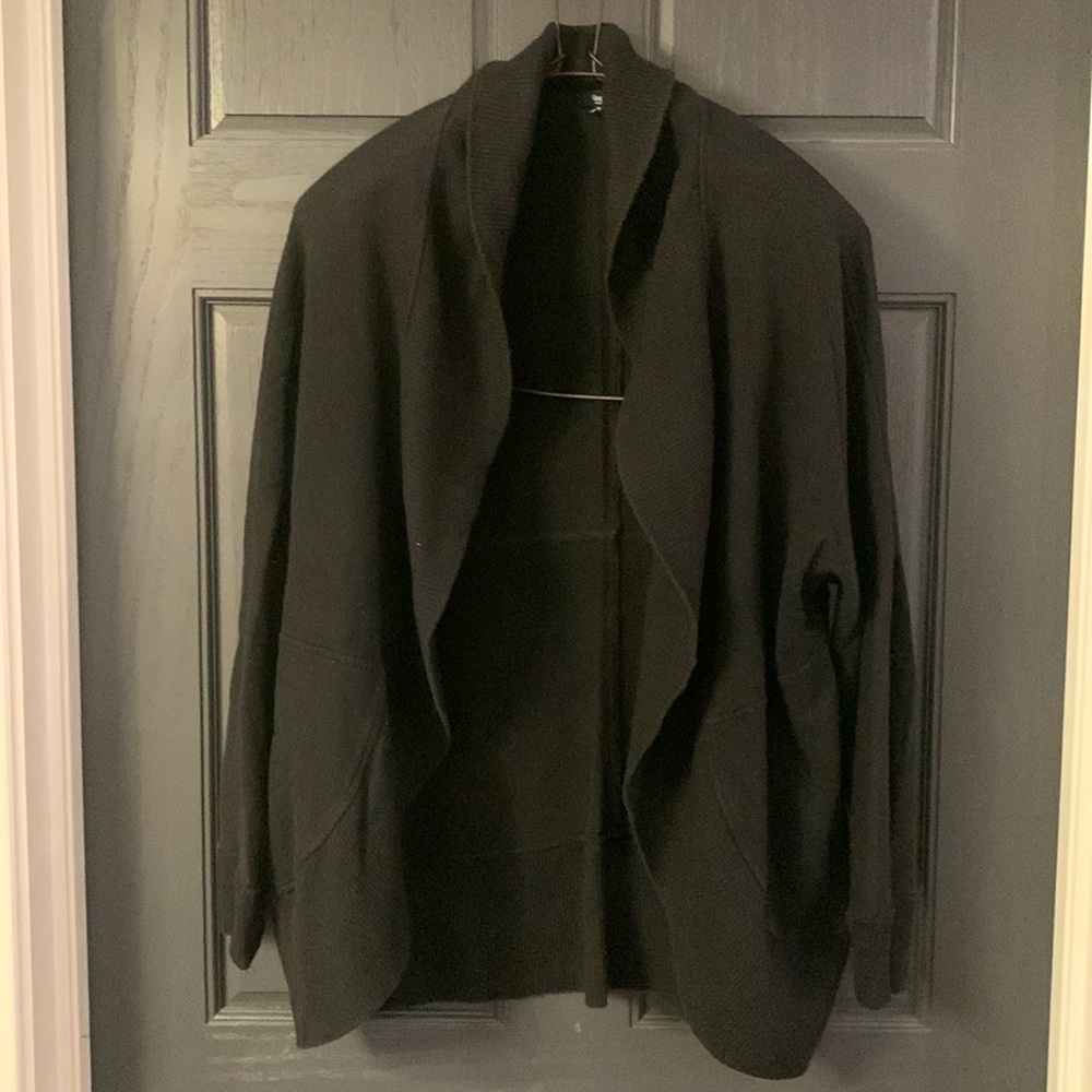 Gap size M/L black cardi with ribbed collar/edges